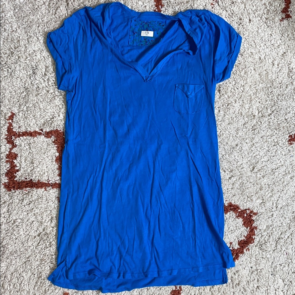 NWT- T.la-Sz Small- V.Neck- Deep Blue- Long Pocket Tee- Hi.Low Hem
